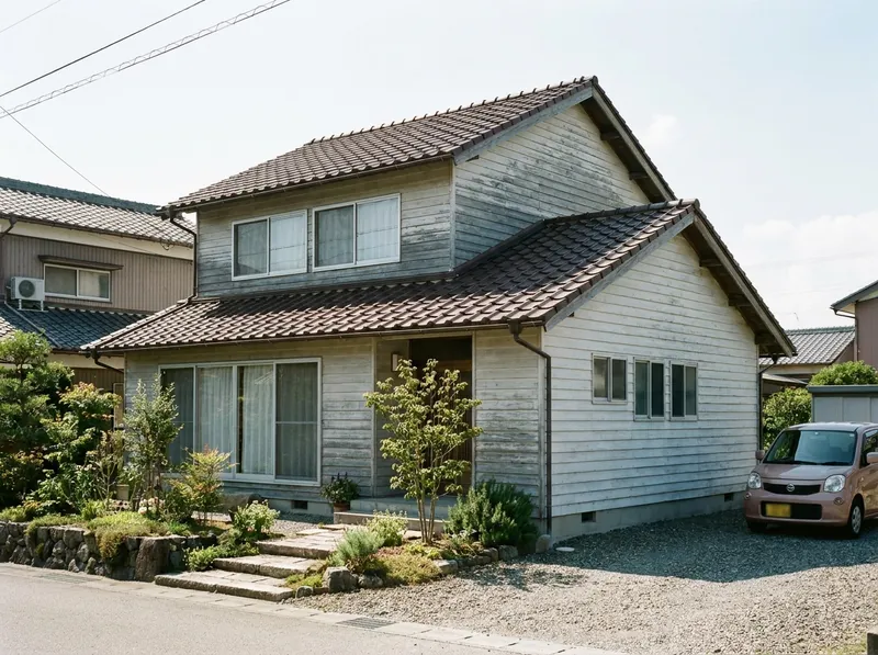 地方の住宅地に建つ木造2階建ての一戸建て(イメージ)